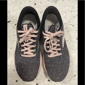 women’s brooks worn once